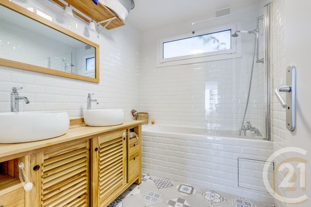 Appartement à vendre - 4 pièces - 83.23 m2 - PARIS - 75018 - ILE-DE-FRANCE - Century 21 Patrimoine 17